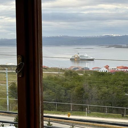 Mirando al canal Ushuaia Exterior foto