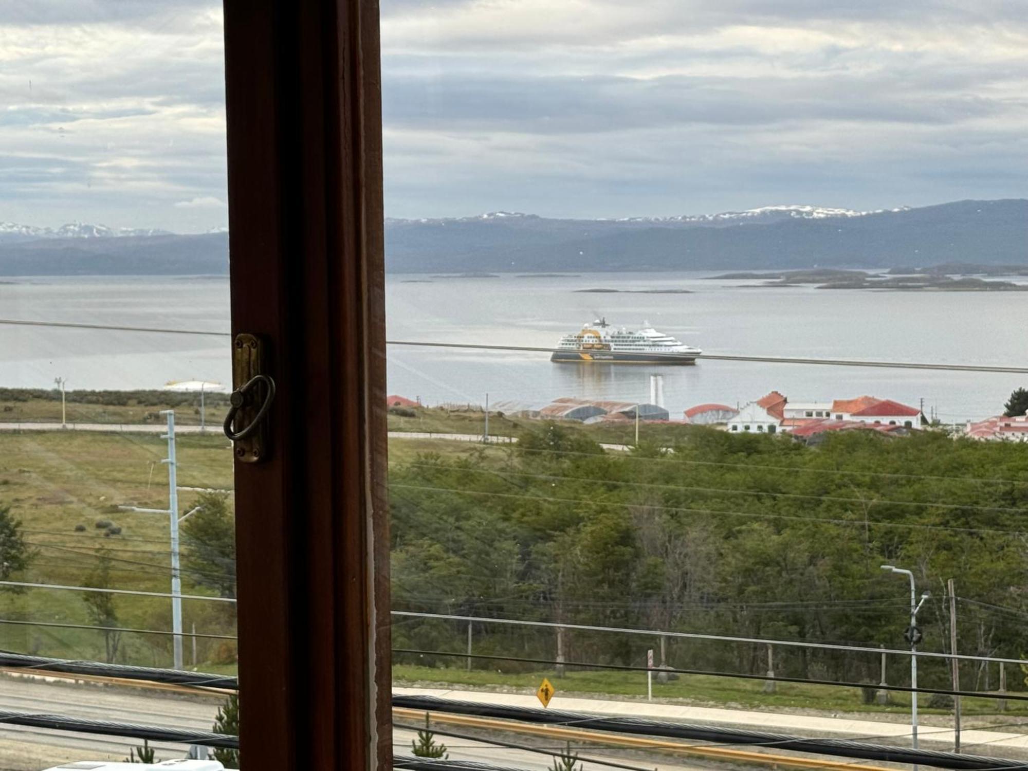 Mirando al canal Ushuaia Exterior foto